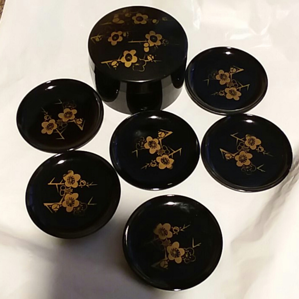 Saucers Set with Container
